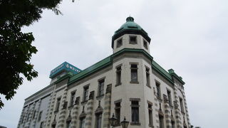 今でも銀行として使われている。