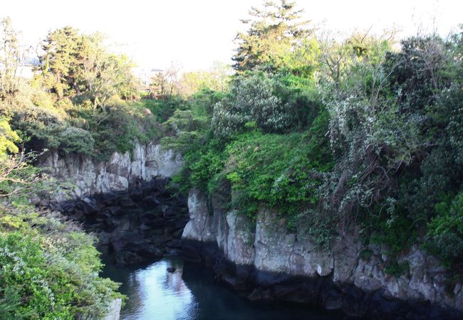 河口からすぐのところにある渓谷