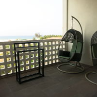 広いバルコニーとブランコのような椅子、物干し（？）