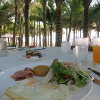 ビーチサイドで朝食