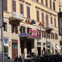 ホテル入り口です。駅を出て、右後方に見えます。