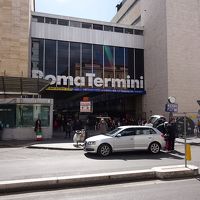 テルミニ駅入り口。ホテル目の前です。