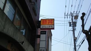 2019年５月３日の昼時の場合、20～40名弱の列が出来ていました