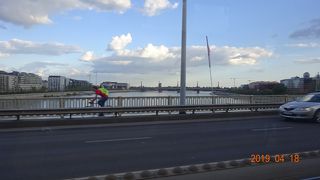 4番、6番トラムが走る橋です！