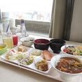 かって飯や信州牛肉入りのカレーなどを最上階の見晴らしの良いレストランでいただく抜群な朝食付き