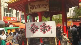 南京町広場にある朱色の六角堂