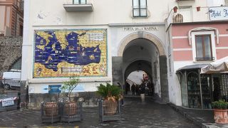 門の横のタイル画が綺麗