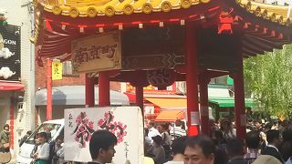 老祥記の行列に利用され