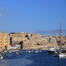 スリーシティーズの港は豪華ヨットが多数停泊しています。