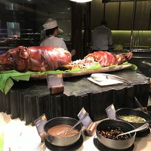 レチョンパレードで運ばれて来た豚の丸焼き