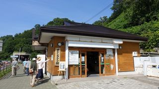 滝の手前にある売店