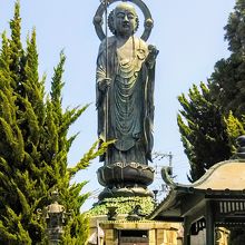 巨大な地蔵菩薩銅像
