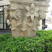 彫刻が施されています