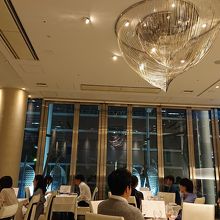 店内です。照明のデザインがオシャレです。貝殻のモチーフなか。