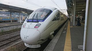 カーブが多く一部は単線です