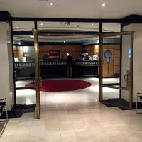 ホテルロビー。早朝出発時はここでパンとコーヒーを頂けます。