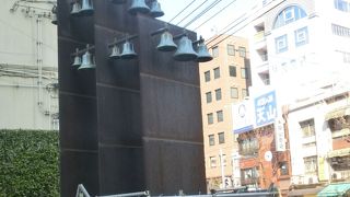 地元最有力銀行のモニュメント