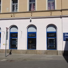 右のインフォメーションの表示がある扉ではなく左端が入口