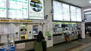 駅前で土産物屋もあり便利