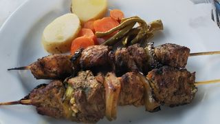 装飾一杯の２階部屋で現地のお料理をいただく