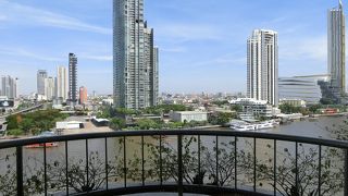 船が行きかう川