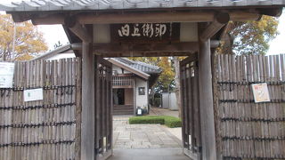 西尾公園の中にあります。