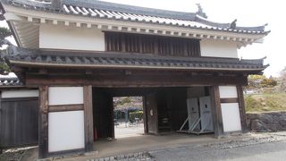 西尾公園の中にあります。