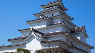 小豆色の赤瓦が印象的なお城