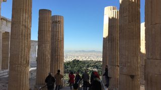 前門の右にあるイオニア式の柱が美しい神殿