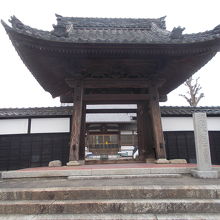 見事な山門です。