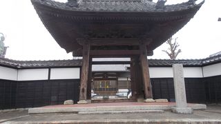 この寺は旧城下町の中央の西側にあります。