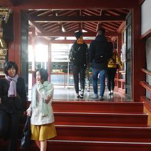 石の間への階段です