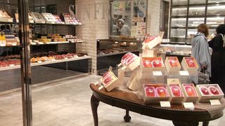 高級フルーツが並ぶ