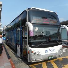 松山空港で発車待ちの国光客運1841番バス。