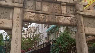 石畳の道を進めば、そこはレトロな街並み