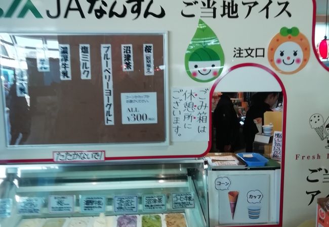 土産物屋がいっぱい