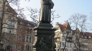 ルターの銅像があります