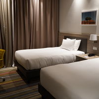 ベッドは大きめふかふか（シモンズかな？）