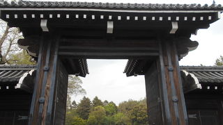 御苑の南側にある門です