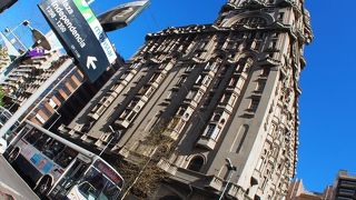 モンテビデオのランドマーク.....だけど、目を見張るほど「超オドロオドロしい」感じの......不気味な建築物（モンテビデオ／ウルグアイ）