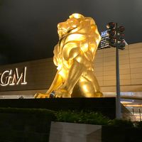 ライオン像が輝いてます。