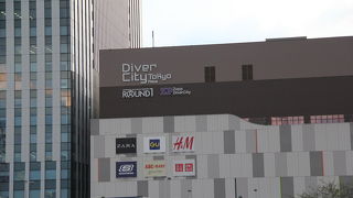 凛々しくかっこいいガンダムが店の前にいました