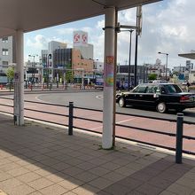 7:10頃の公園へ茨城交通の直行バスが出る勝田駅の様子