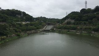 2001年竣工の新しい調整池。上流には琉球王府時代の遺構あり。