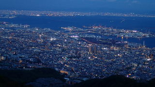 「日本三大夜景」　函館、長崎と比べ、幅がとても広く、奥行きも感じられます