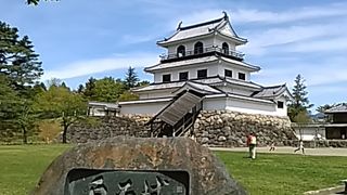 (白石城)　現在は、天守閣と大手門が復元されています