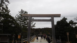 五十鈴川に架かる、内宮へと向かう木造橋