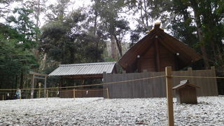 島路川を渡った先にある「風日祈宮」