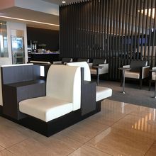 人もまばらなラウンジ