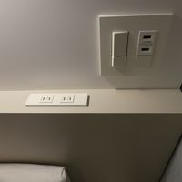 ベッドにそれぞれ２口ずつUSBとコンセントがあるので便利！